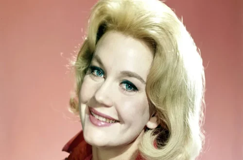 Elizabeth Macrae Net Worth
